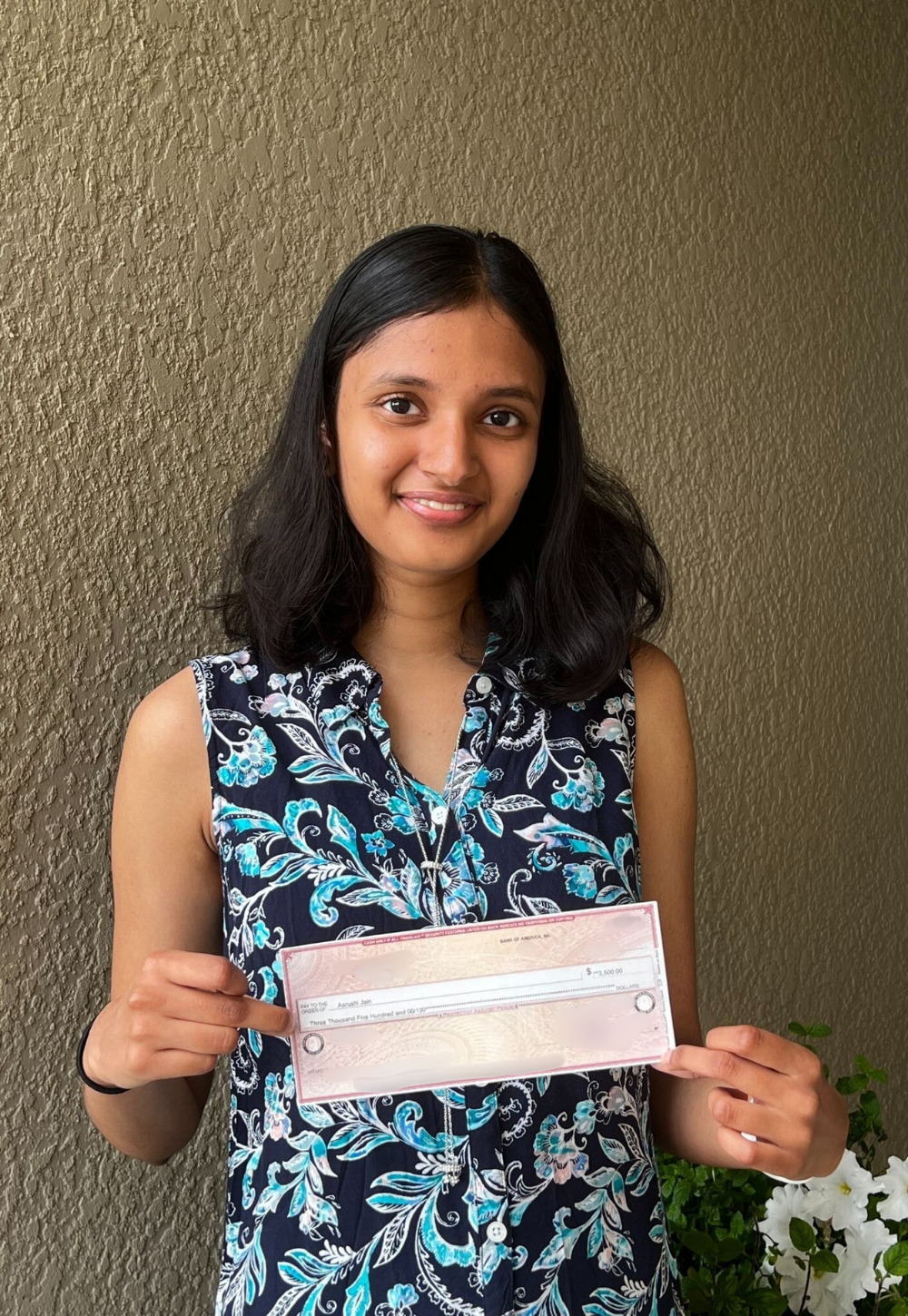 Aarushi Jain holding IT Scholarship Award check